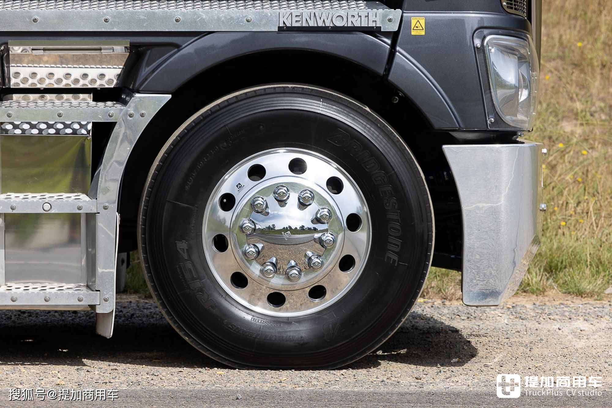 美国肯沃斯k220牵引车实拍,不是常见的美式长头,车辆内饰真经典