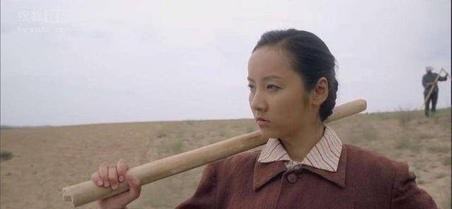 王彩娥和少安二爸偷情被锁进屋里,王彩娥娘家和金家人互殴,少安去阻止