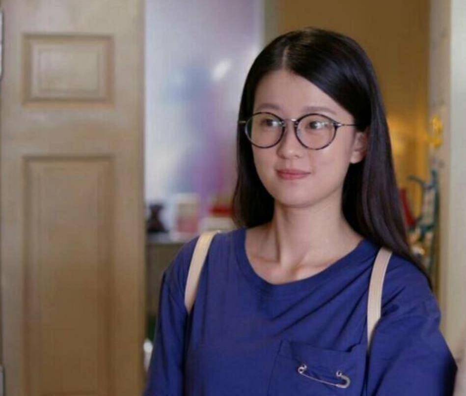 杨紫也是五美之一,她在剧中饰演的是小蚯蚓,听名字就知道,她是一个很