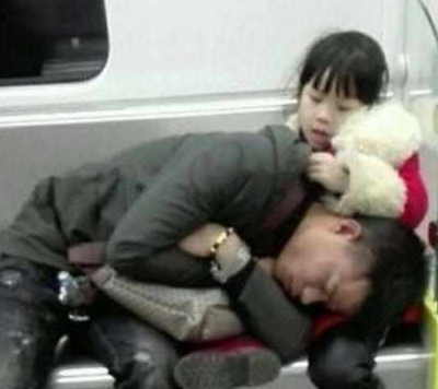 原创地铁上大叔对一女孩这样做被大家指责时感人的一幕发生了