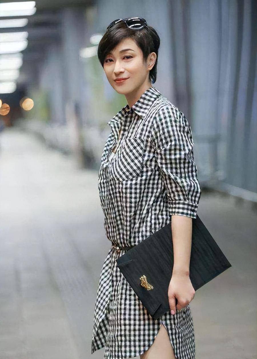 为刘德华退赛环球小姐,被称tvb桃花姐感情却很坎坷_陈法蓉_倪震_短发