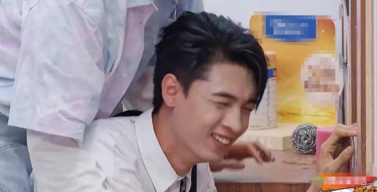 而在节目中,他被要求和李易峰一起摸恐怖箱子,李易峰淡定地把手伸了