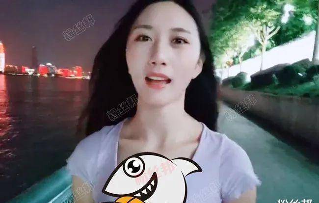 有看过小小玉酱出镜的水友可能有看到过,她就算在户外出镜"走路"也会