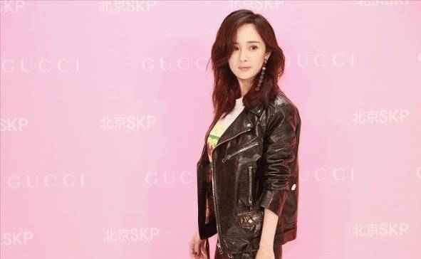 原创杨幂牵手自己蜡像还真是惟妙惟肖相似度好高不细看都分不出来