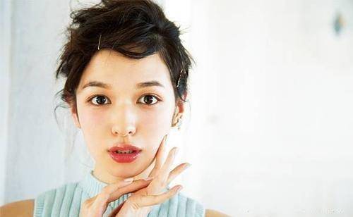 从正面看就可以直接看见鼻孔,甚至还会有人把朝天鼻形容为猪鼻子,这种