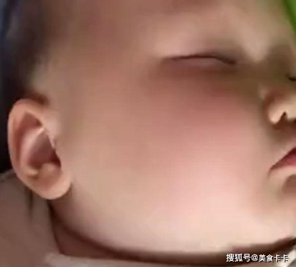在你掀开被子之前，你永远不知道宝宝的睡姿。妈妈在床上动的时候会笑的。