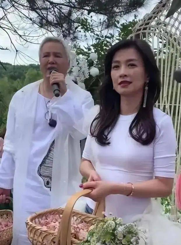 原创张庭夫妇卷土重来96套房产解封全国招代理做直播没人管吗