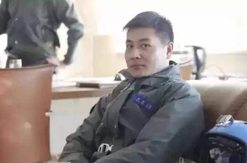 原创飞行员张超为挽救舰载机牺牲后妻子被特招入伍已成海军上尉