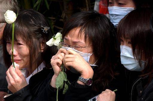 实拍梅艳芳葬礼:刘德华等抬棺,赵文卓送的花篮上八个字引人注目