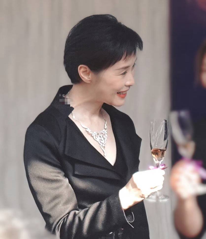 51岁吴越对比34岁于文文,差别一目了然_活动_身材_女明星