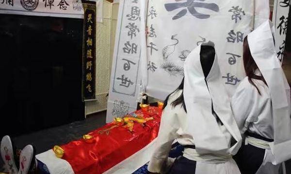 原创古代女子为何要卖身葬父挖个坑埋了就行为何要搞这么复杂