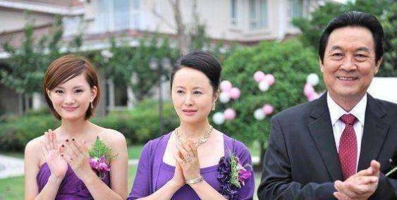 的生母是由刘洁饰演,也就是《回家的诱惑》中的恶婆婆,洪世贤的妈妈