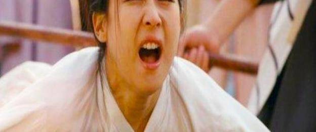 可想而知,受刑女子当堂光着屁股给衙役打板子,还有围观民众在一旁观看