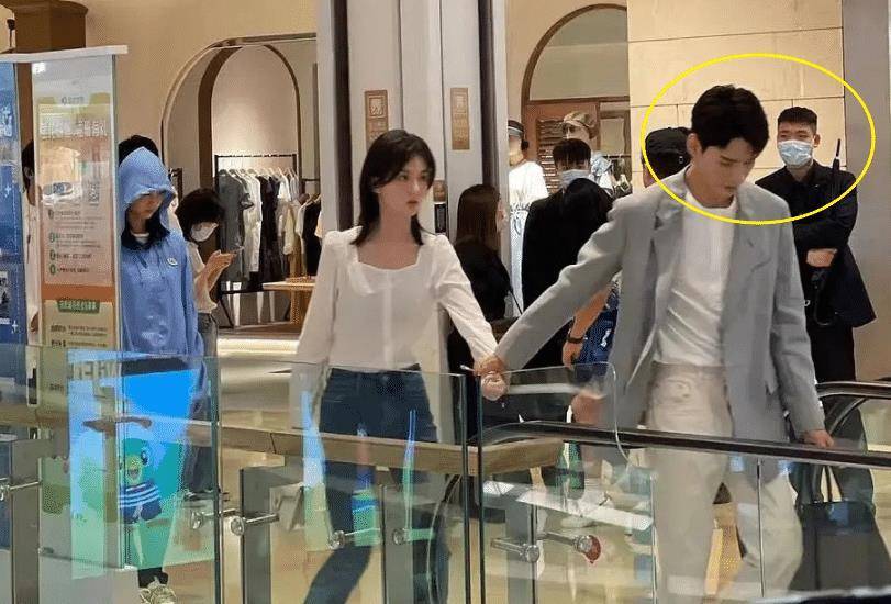 走红后的龚俊,很快公司就给他安排了新剧的拍摄,《沉睡花园》是一部