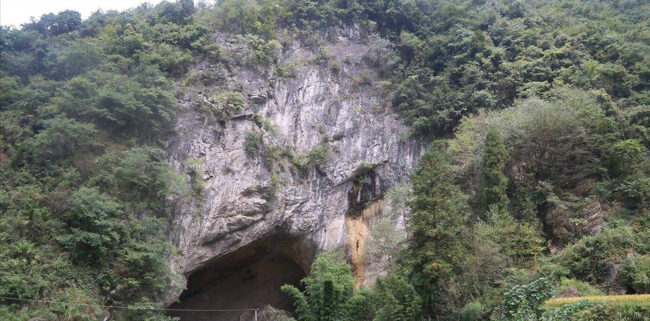 原创贵州大山深处老汉住在五代传承的古洞里靠手工酿酒发家致富