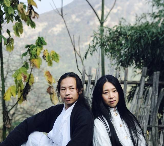 原创他逃离都市隐居山谷十年与女徒弟结为道侣还自封谷主