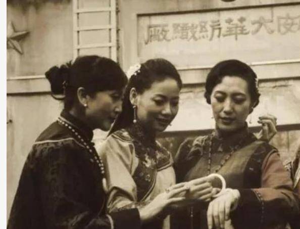 她是民国名媛为夫生六子女被弃因执念被丈夫和情敌合谋杀害