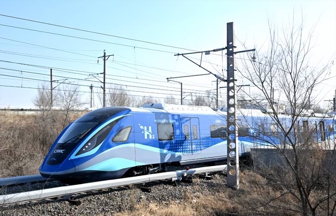 外形方面我们也能看到,列车前端采用全包设计,流线型车头具有优越的