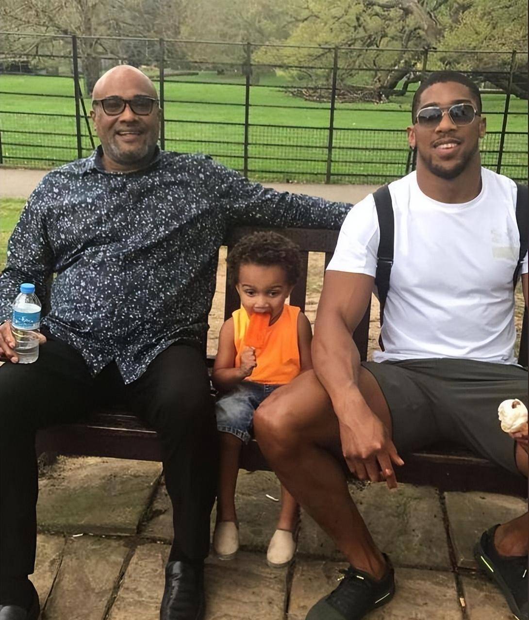 原创拳王乔书亚也是风流情种和长发黑妹在沙漠中动作亲昵似恋人