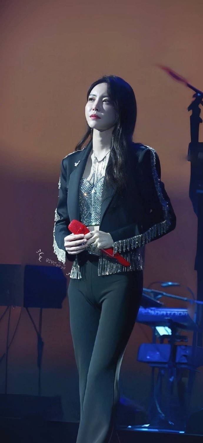 演唱会紧身裤抢眼穿裙子也这么抢眼于文文找到流量密码了