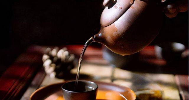 饮茶之人塑造了一种"中和"之美的意境,久而久之也延伸到了茶本身上