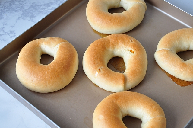 原创这个面包做法挺特殊烤前还得用水煮一煮我家每周都做一回