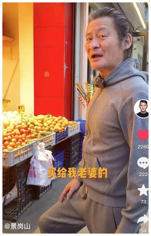 一段时间不见30岁陈都灵穿牛仔服像18岁景冈山咋老成这样