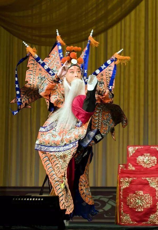 原创今天的京剧应景戏锁麟囊善恶有报智取威虎山同饮庆功酒