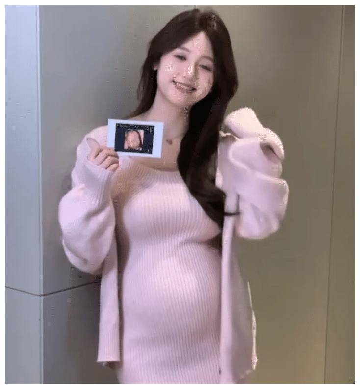 千万级纯欲网红官宣怀孕,曾靠蓝色战衣圈粉百万,老公身份成谜_网友_消