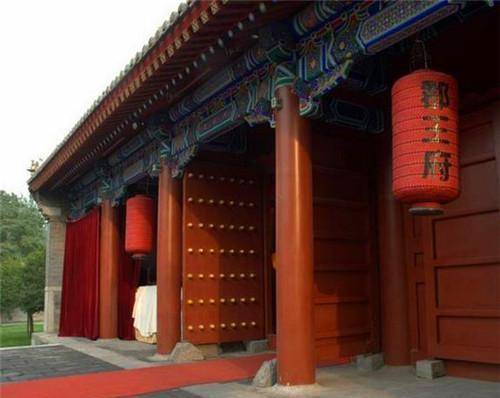 他是清朝最后一位王爷活到1992年将王府贱卖7万打发侍卫回家