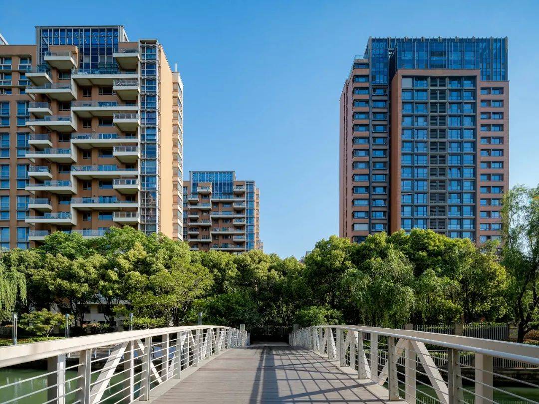 运河岸上的环幕大宅,是映献苏州划时代的都会作品;▲仁恒运河时代实景