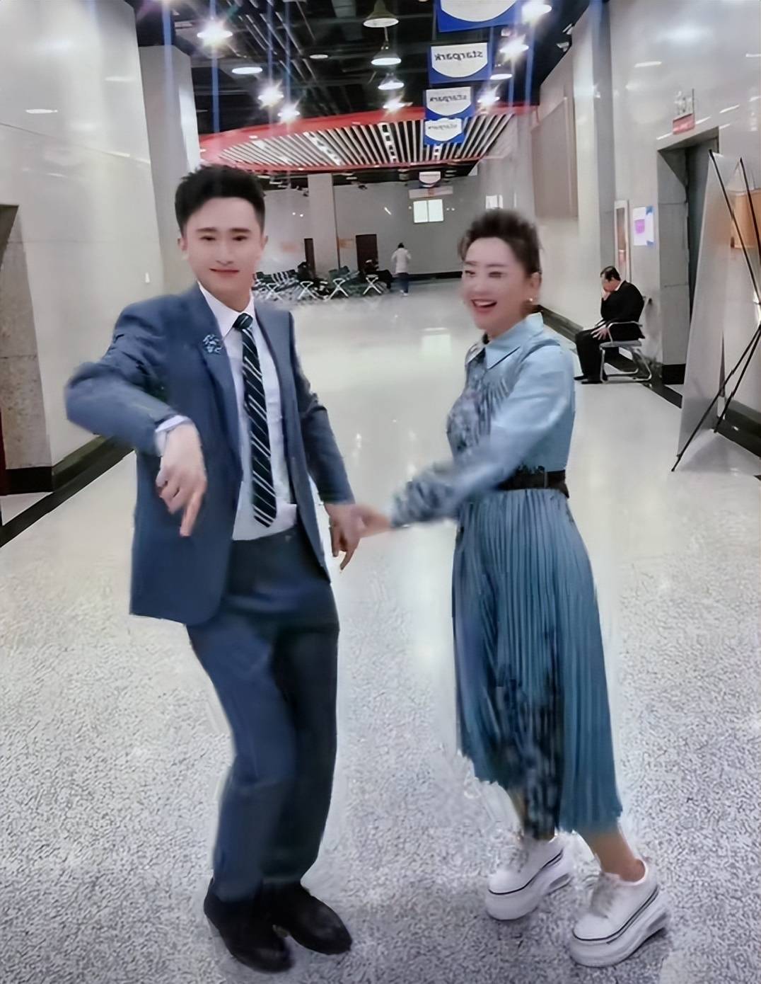 月亮姐姐工作之余放轻松星期6录完节目后和杨帆在走廊跳尬舞