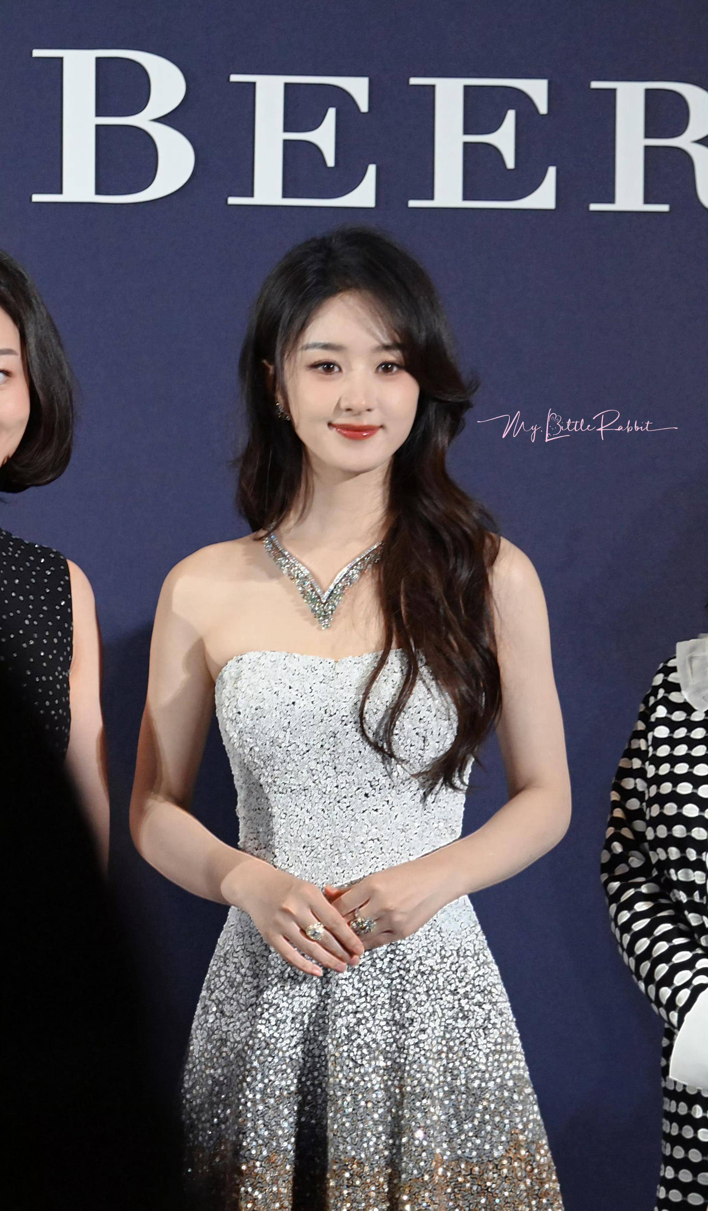 相比于第一套造型,我更喜欢赵丽颖的第二套白色抹胸镂空高定礼服,镂空