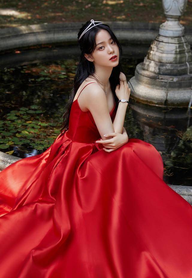 欧阳娜娜年龄不大穿得倒是挺时尚一身红色吊带裙穿出了娇艳感