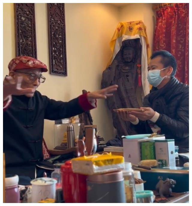 游本昌90岁和老伴住旧小区房子拥挤家具老旧一句话让人泪目