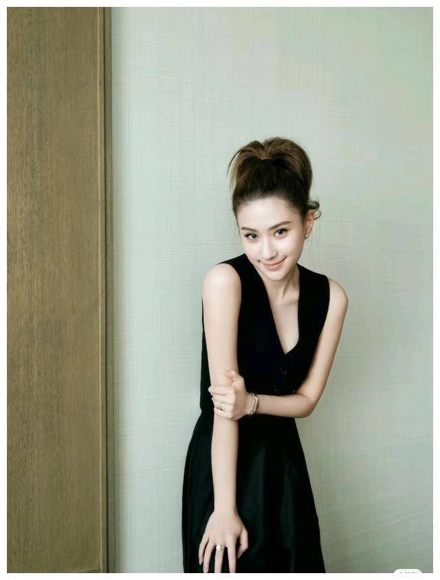 何超莲亲晒最新照片引粉丝热议崭露时尚品味真模样