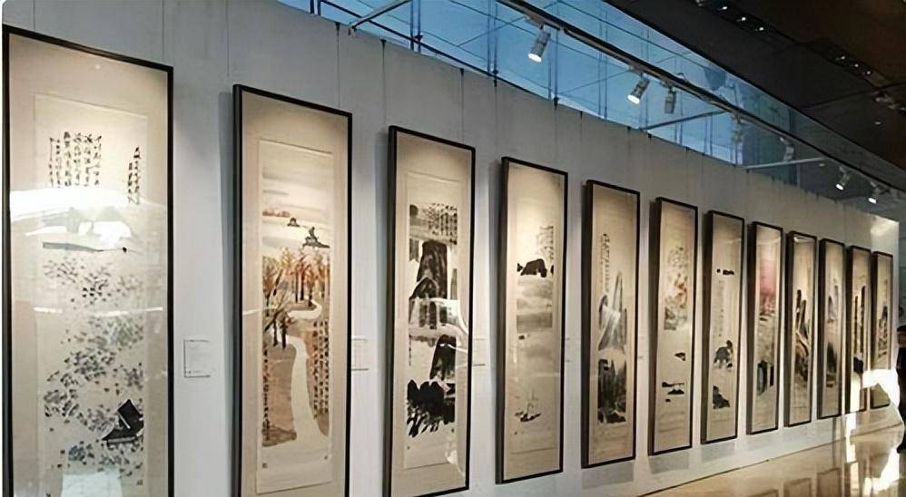 可他并没有这样做,他就将那些画好好的陈列在艺苑中,供大家欣赏.