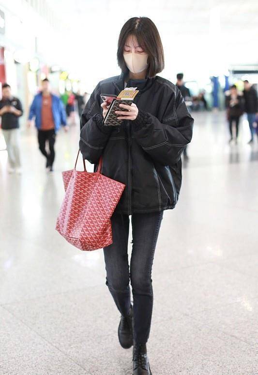 李溪芮短发造型好"乖巧",穿黑色短款棉服配灰色长裤,新潮时髦