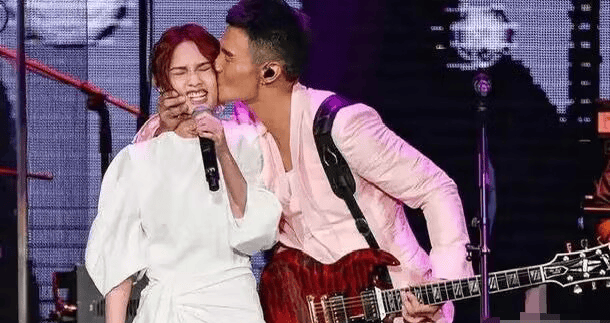 李荣浩杨丞琳秀恩爱男方晒照片女方标记主权力破两人婚变传闻