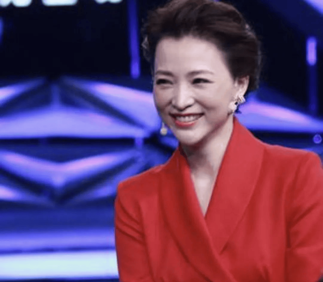 董卿以其温婉,知性和深厚的文化底蕴赢得了观众的喜爱,她的主持风格给