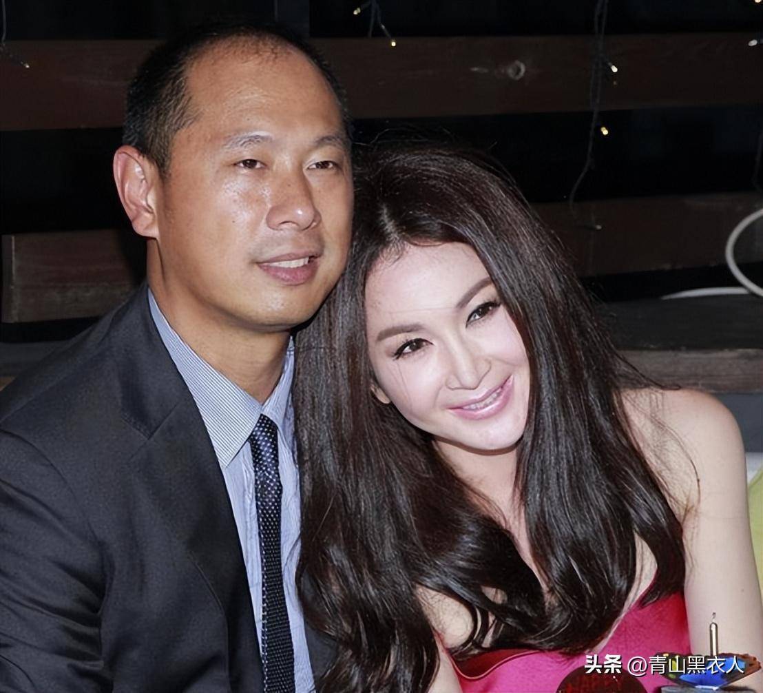 并且结婚多年对温碧霞更是像宠女儿一样捧在手心里,所以在两人的每张