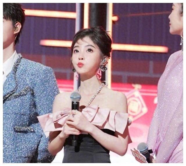 冯提莫尴尬身高曝光直播照片揭秘身高惊现伪装