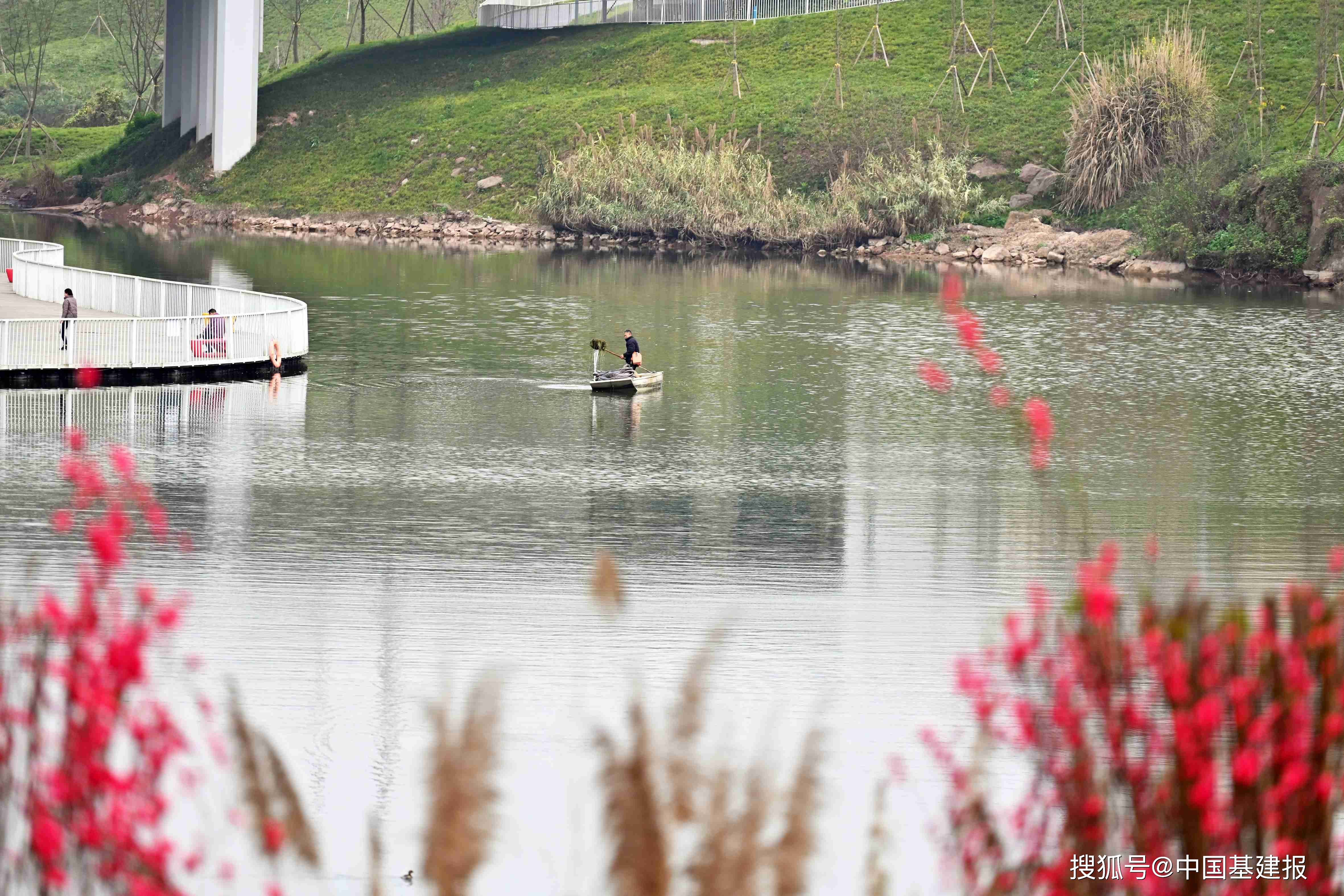位于西部重庆科学城的凤鸣湖公园景观迷人