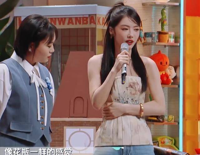 新一集《周六》播出时,何炅特意指导她穿得奢华,奢华.