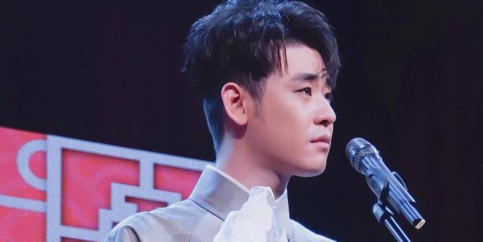 张云雷说起这段往事,眼眶里盈满了泪水,或许只有在经历生活的苦之后