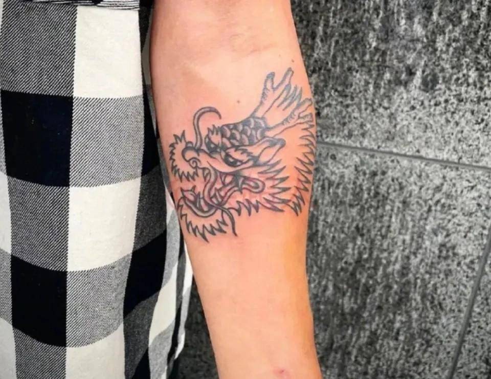 这种新的反应和解释变得越来越黑暗. 而据纹身师透露,大s是在家纹