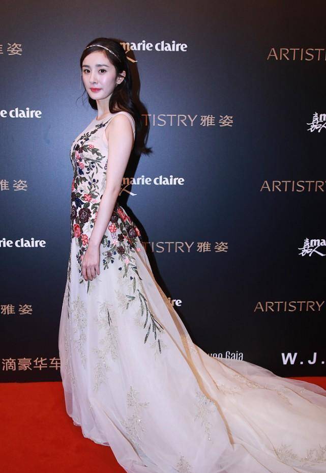 杨幂身材真好穿无袖裙一点赘肉也没有这身材哪像生过孩子的人