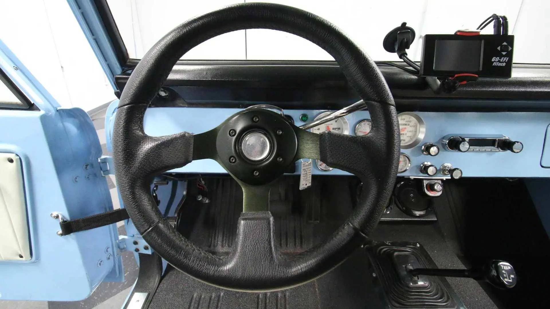 羊皮座椅,白色的equus仪表,以及复古立体声音响系统和kenwood扬声器