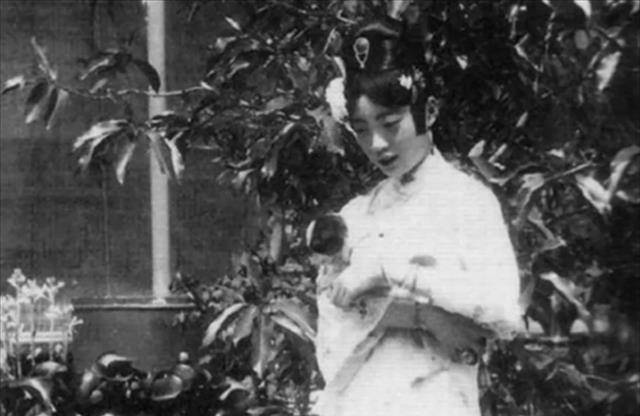 66年北京胡同一老人晾衣服遭人围观,街坊惊讶:像是皇宫龙袍_李春芳