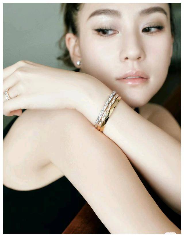 何超莲晒出最新近照引关注突显独特衣品